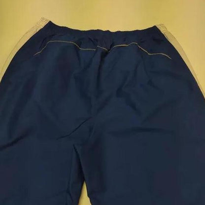 Entdecke unsere Vintage Track Pants von Nike und anderen Marken, erhältlich bei Valuxery.de - Dein Shop für trendige Vintage - Kleidung. Unsere Track Pants sind aus hochwertigen Materialien und