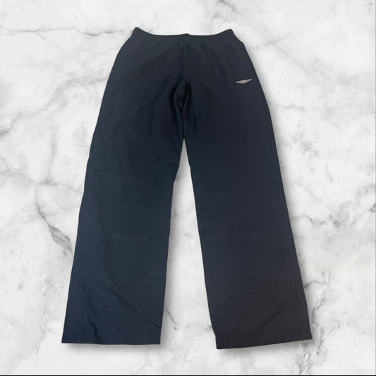 Entdecke unsere Vintage Track Pants von Nike und anderen Marken, erhältlich bei Valuxery.de - Dein Shop für trendige Vintage - Kleidung. Unsere Track Pants sind aus hochwertigen Materialien und