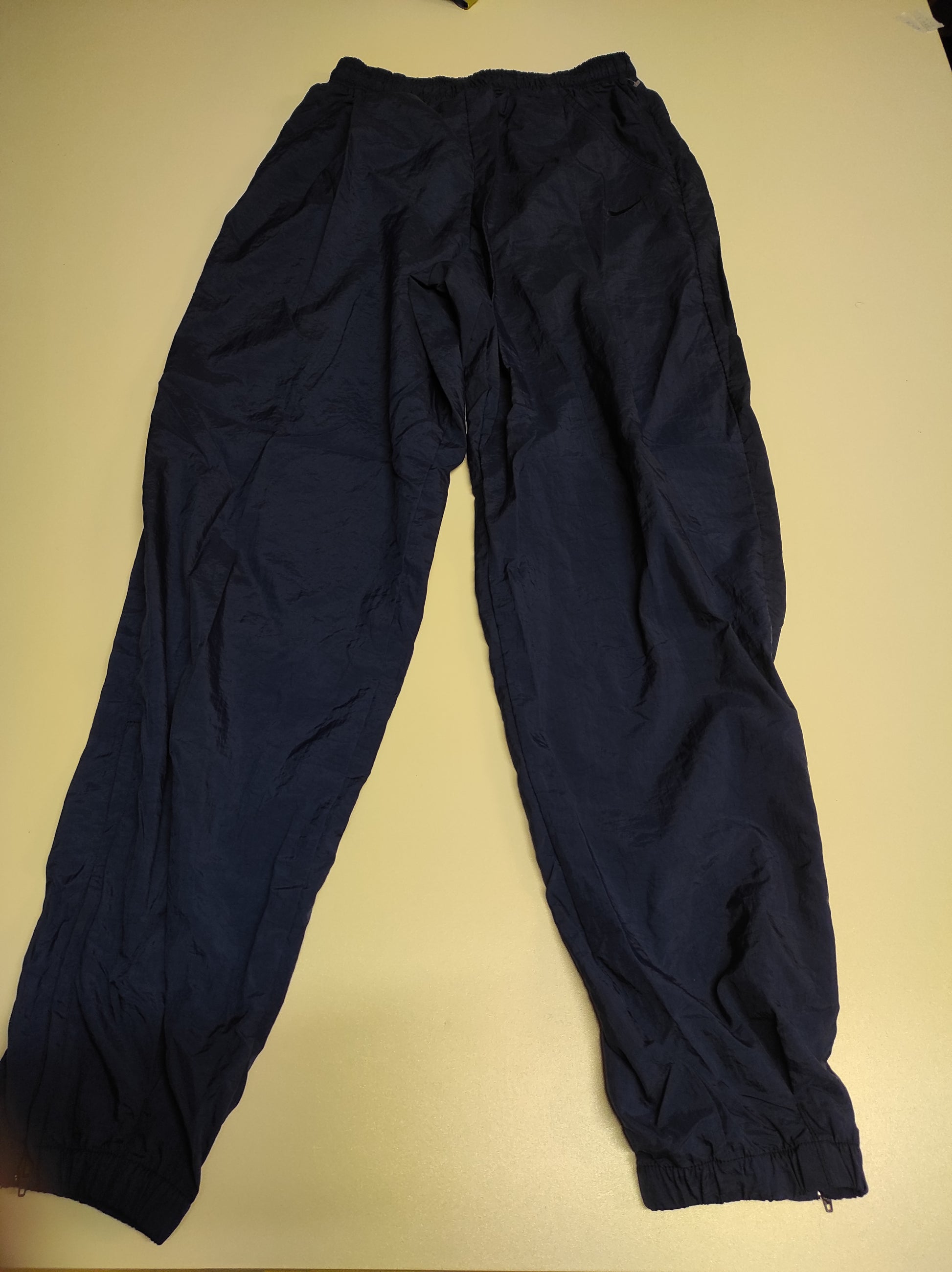 Entdecke unsere Vintage Track Pants von Nike und anderen Marken, erhältlich bei Valuxery.de - Dein Shop für trendige Vintage - Kleidung. Unsere Track Pants sind aus hochwertigen Materialien und