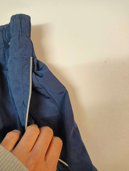 Entdecke unsere Vintage Track Pants von Nike und anderen Marken, erhältlich bei Valuxery.de - Dein Shop für trendige Vintage - Kleidung. Unsere Track Pants sind aus hochwertigen Materialien und