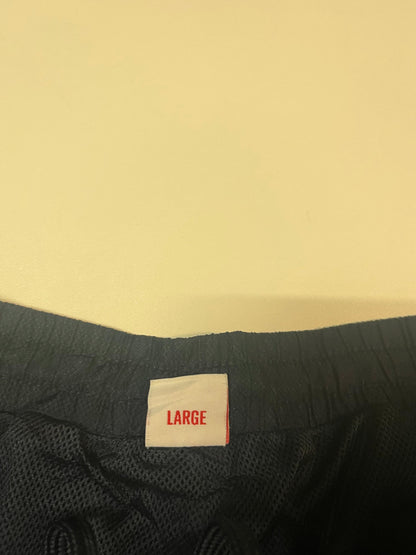 Entdecke unsere Vintage Track Pants von Nike und anderen Marken, erhältlich bei Valuxery.de - Dein Shop für trendige Vintage - Kleidung. Unsere Track Pants sind aus hochwertigen Materialien und
