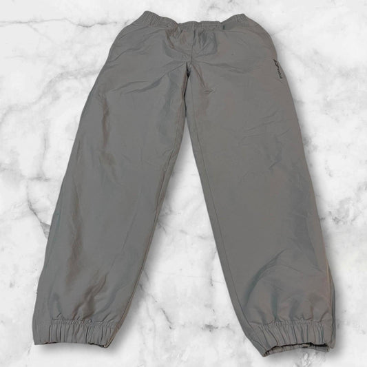 Entdecke unsere Vintage Track Pants von Nike und anderen Marken, erhältlich bei Valuxery.de - Dein Shop für trendige Vintage - Kleidung. Unsere Track Pants sind aus hochwertigen Materialien und