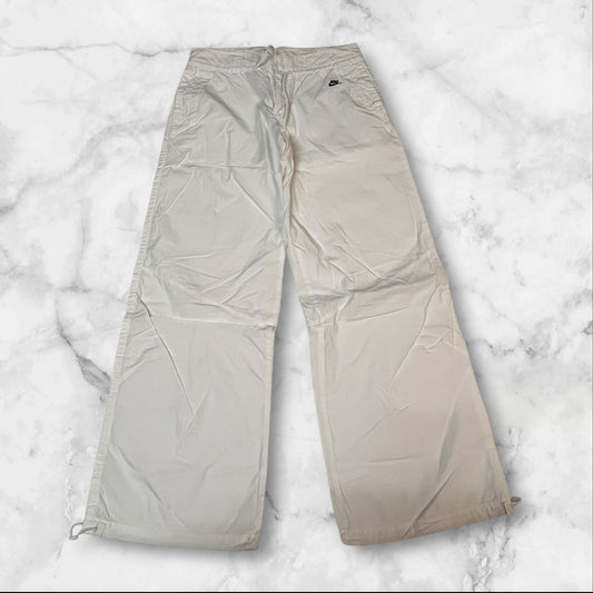 Entdecke unsere Vintage Track Pants von Nike und anderen Marken, erhältlich bei Valuxery.de - Dein Shop für trendige Vintage - Kleidung. Unsere Track Pants sind aus hochwertigen Materialien und