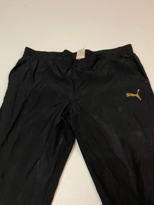 Entdecke unsere Vintage Track Pants von Nike und anderen Marken, erhältlich bei Valuxery.de - Dein Shop für trendige Vintage - Kleidung. Unsere Track Pants sind aus hochwertigen Materialien und