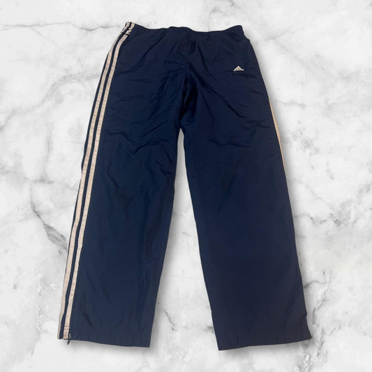 Entdecke unsere Vintage Track Pants von Nike und anderen Marken, erhältlich bei Valuxery.de - Dein Shop für trendige Vintage - Kleidung. Unsere Track Pants sind aus hochwertigen Materialien und