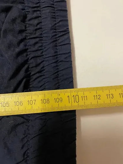 Entdecke unsere Vintage Track Pants von Nike und anderen Marken, erhältlich bei Valuxery.de - Dein Shop für trendige Vintage - Kleidung. Unsere Track Pants sind aus hochwertigen Materialien und