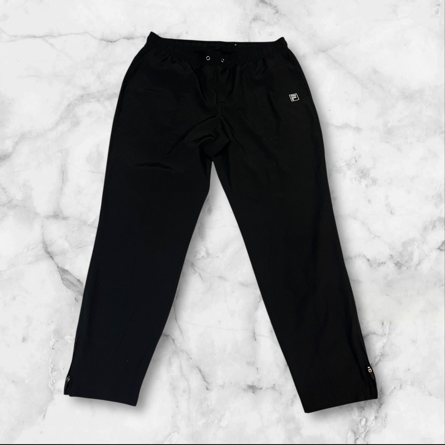 Entdecke unsere Vintage Track Pants von Nike und anderen Marken, erhältlich bei Valuxery.de - Dein Shop für trendige Vintage - Kleidung. Unsere Track Pants sind aus hochwertigen Materialien und