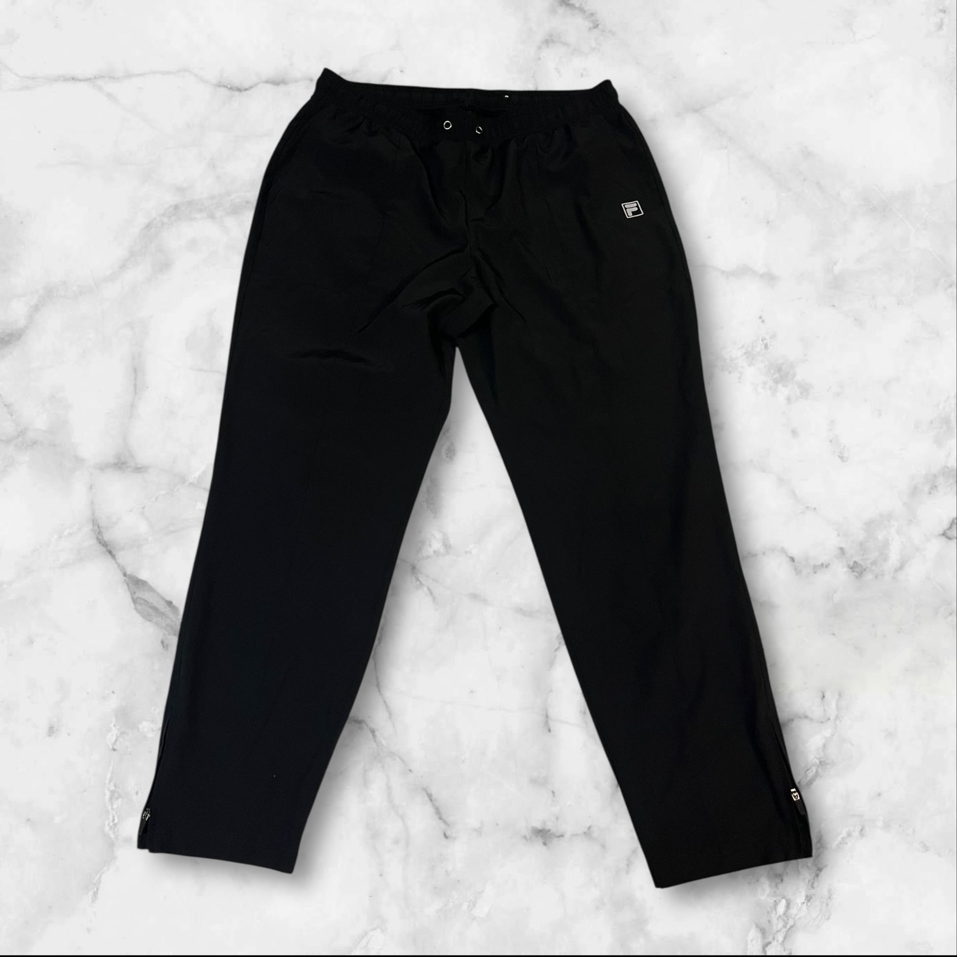 Entdecke unsere Vintage Track Pants von Nike und anderen Marken, erhältlich bei Valuxery.de - Dein Shop für trendige Vintage - Kleidung. Unsere Track Pants sind aus hochwertigen Materialien und