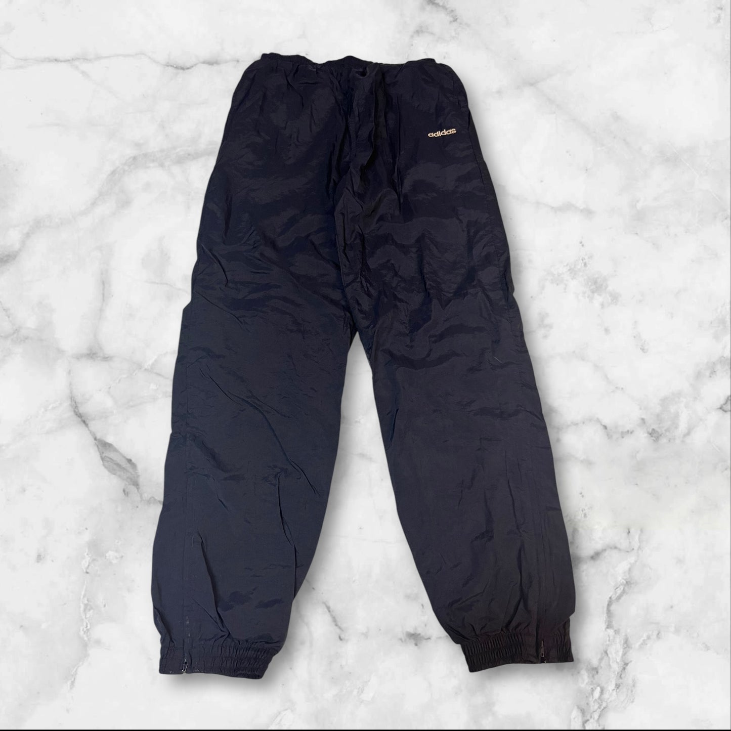Entdecke unsere Vintage Track Pants von Nike und anderen Marken, erhältlich bei Valuxery.de - Dein Shop für trendige Vintage - Kleidung. Unsere Track Pants sind aus hochwertigen Materialien und