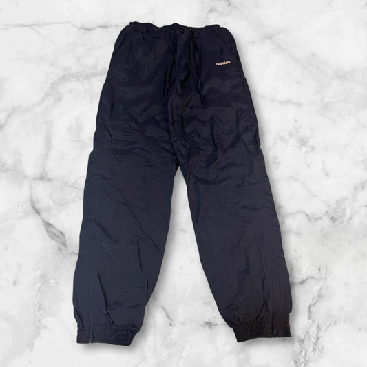Entdecke unsere Vintage Track Pants von Nike und anderen Marken, erhältlich bei Valuxery.de - Dein Shop für trendige Vintage - Kleidung. Unsere Track Pants sind aus hochwertigen Materialien und