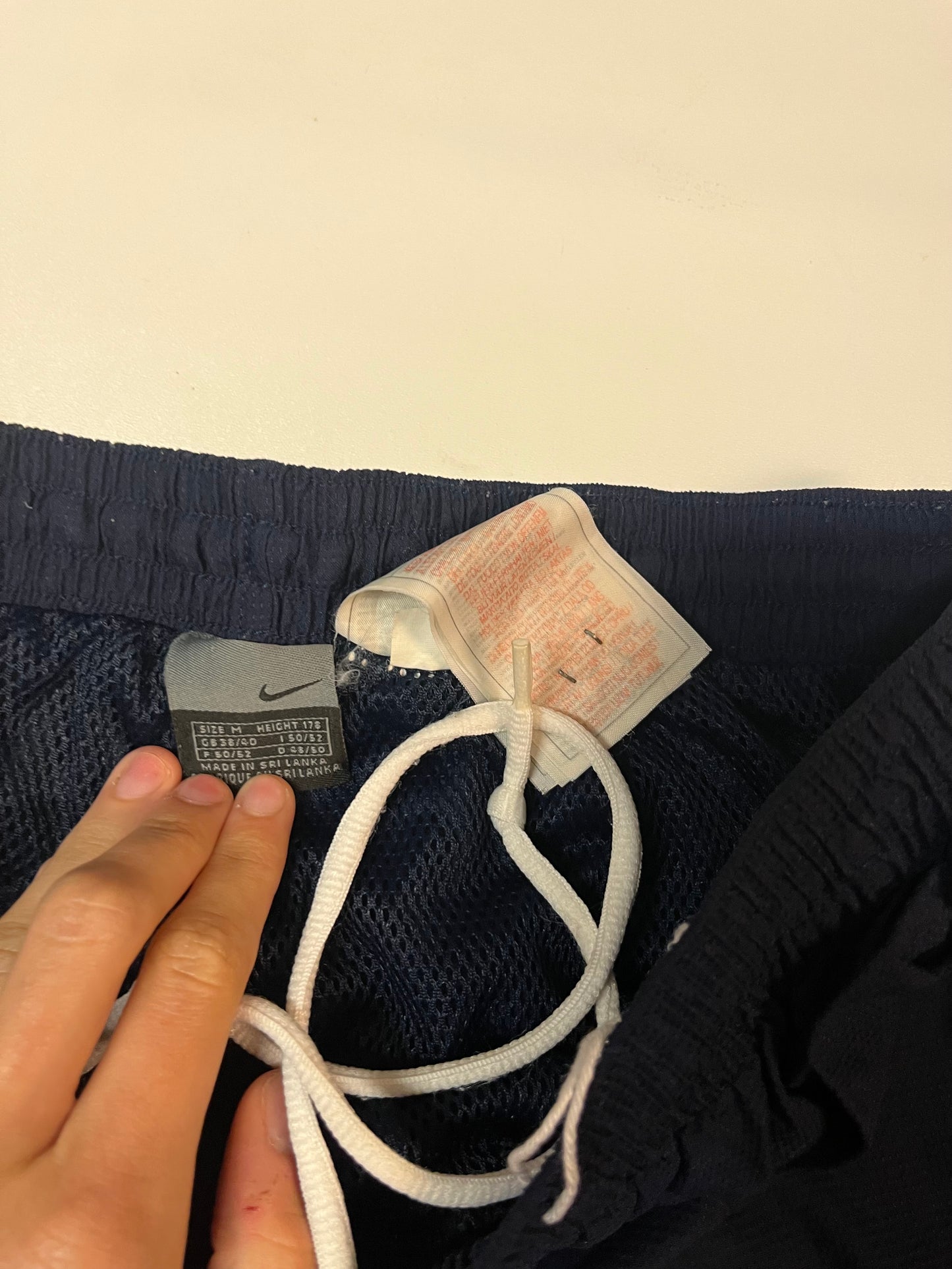 Entdecke unsere Vintage Track Pants von Nike und anderen Marken, erhältlich bei Valuxery.de - Dein Shop für trendige Vintage - Kleidung. Unsere Track Pants sind aus hochwertigen Materialien und