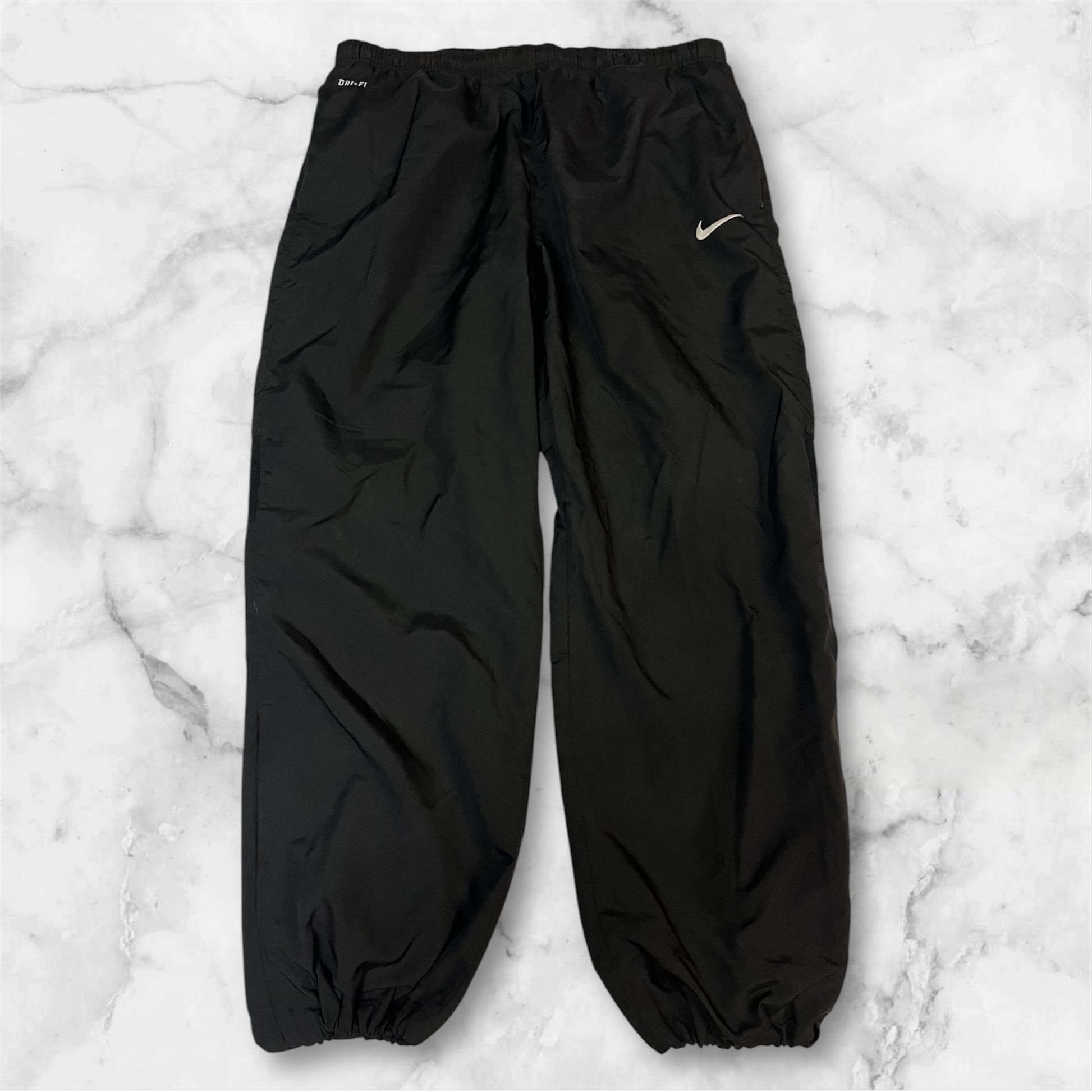 Entdecke unsere Vintage Track Pants von Nike und anderen Marken, erhältlich bei Valuxery.de - Dein Shop für trendige Vintage - Kleidung. Unsere Track Pants sind aus hochwertigen Materialien und