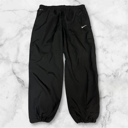 Entdecke unsere Vintage Track Pants von Nike und anderen Marken, erhältlich bei Valuxery.de - Dein Shop für trendige Vintage - Kleidung. Unsere Track Pants sind aus hochwertigen Materialien und