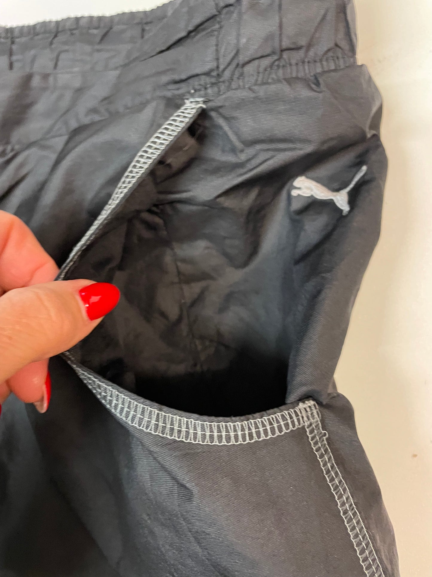 Entdecke unsere Vintage Track Pants von Nike und anderen Marken, erhältlich bei Valuxery.de - Dein Shop für trendige Vintage - Kleidung. Unsere Track Pants sind aus hochwertigen Materialien und