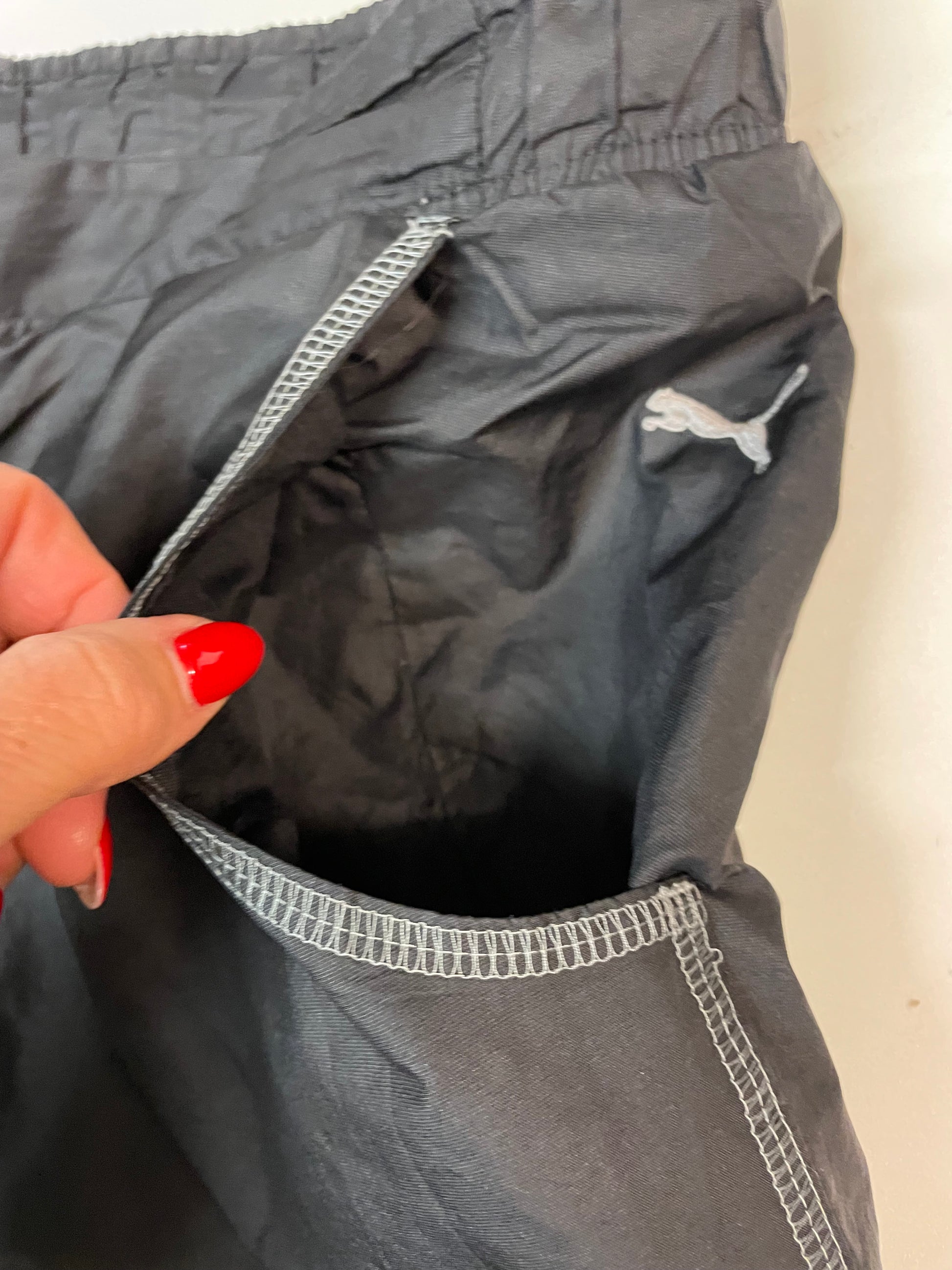 Entdecke unsere Vintage Track Pants von Nike und anderen Marken, erhältlich bei Valuxery.de - Dein Shop für trendige Vintage - Kleidung. Unsere Track Pants sind aus hochwertigen Materialien und