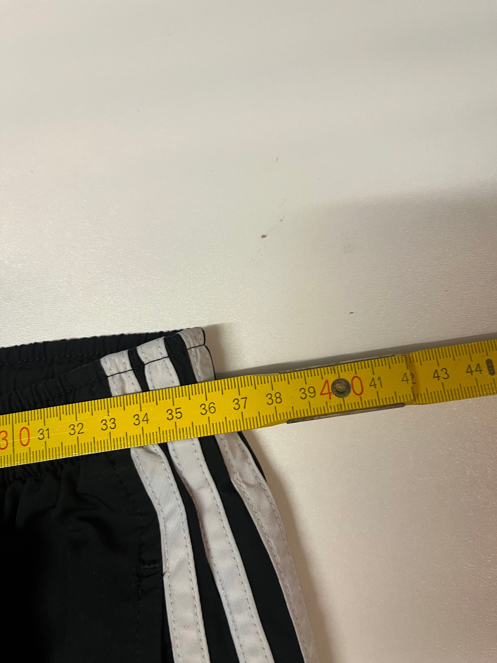 Entdecke unsere Vintage Track Pants von Nike und anderen Marken, erhältlich bei Valuxery.de - Dein Shop für trendige Vintage - Kleidung. Unsere Track Pants sind aus hochwertigen Materialien und