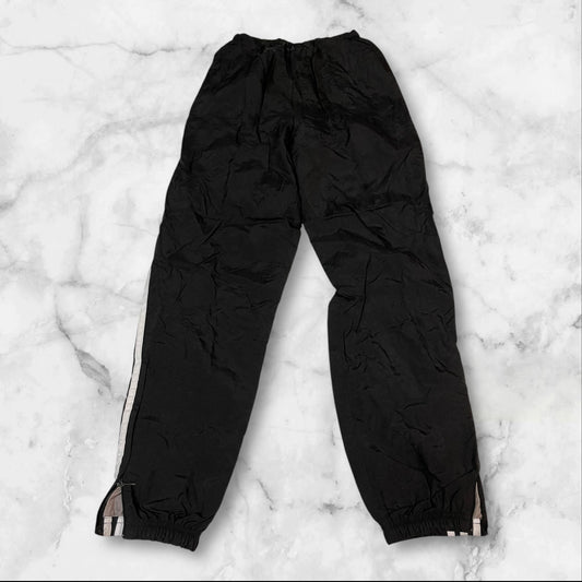 Entdecke unsere Vintage Track Pants von Nike und anderen Marken, erhältlich bei Valuxery.de - Dein Shop für trendige Vintage - Kleidung. Unsere Track Pants sind aus hochwertigen Materialien und