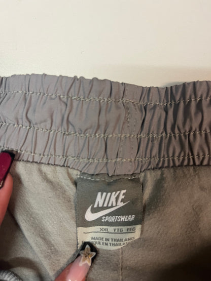 Entdecke unsere Vintage Track Pants von Nike und anderen Marken, erhältlich bei Valuxery.de - Dein Shop für trendige Vintage - Kleidung. Unsere Track Pants sind aus hochwertigen Materialien und