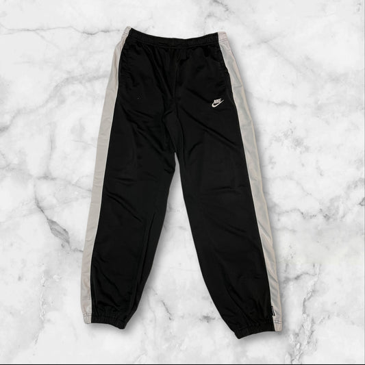 Entdecke unsere Vintage Track Pants von Nike und anderen Marken, erhältlich bei Valuxery.de - Dein Shop für trendige Vintage - Kleidung. Unsere Track Pants sind aus hochwertigen Materialien und