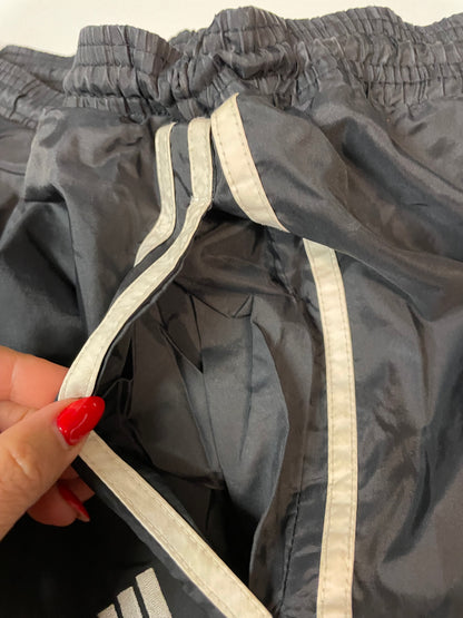 Entdecke unsere Vintage Track Pants von Nike und anderen Marken, erhältlich bei Valuxery.de - Dein Shop für trendige Vintage - Kleidung. Unsere Track Pants sind aus hochwertigen Materialien und