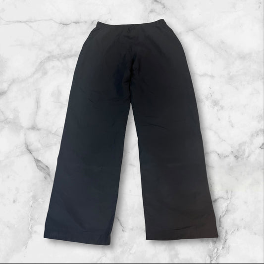 Entdecke unsere Vintage Track Pants von Nike und anderen Marken, erhältlich bei Valuxery.de - Dein Shop für trendige Vintage - Kleidung. Unsere Track Pants sind aus hochwertigen Materialien und
