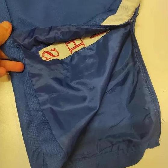 Entdecke unsere Vintage Track Pants von Nike und anderen Marken, erhältlich bei Valuxery.de - Dein Shop für trendige Vintage - Kleidung. Unsere Track Pants sind aus hochwertigen Materialien und