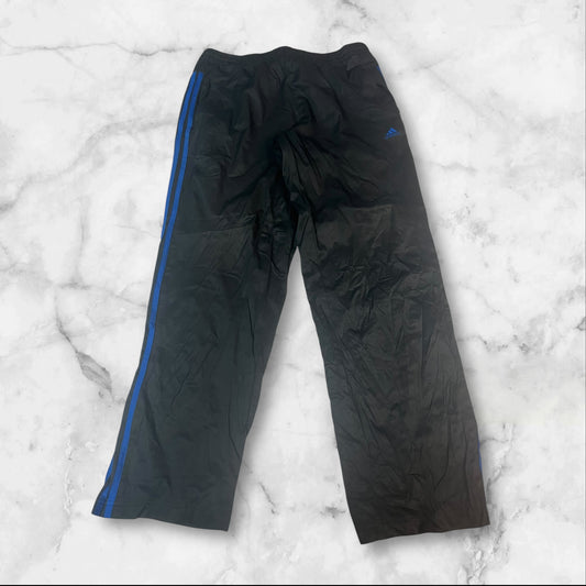 Entdecke unsere Vintage Track Pants von Nike und anderen Marken, erhältlich bei Valuxery.de - Dein Shop für trendige Vintage - Kleidung. Unsere Track Pants sind aus hochwertigen Materialien und