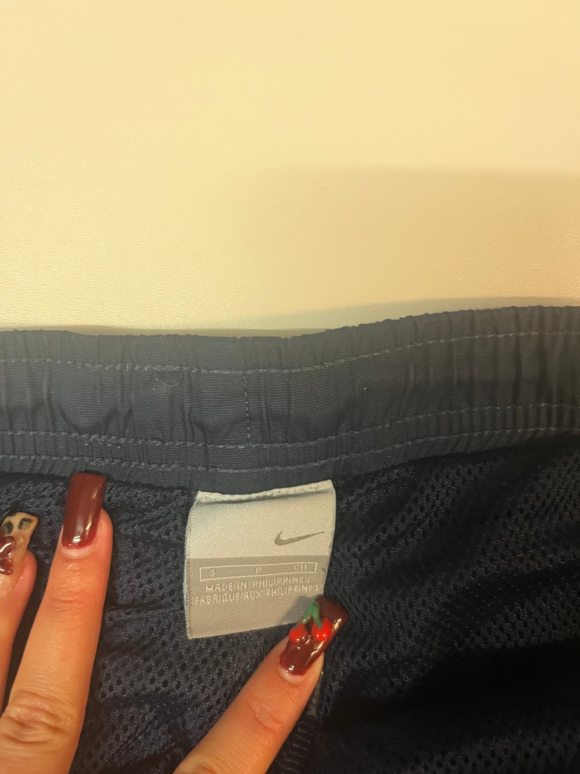 Entdecke unsere Vintage Track Pants von Nike und anderen Marken, erhältlich bei Valuxery.de - Dein Shop für trendige Vintage - Kleidung. Unsere Track Pants sind aus hochwertigen Materialien und