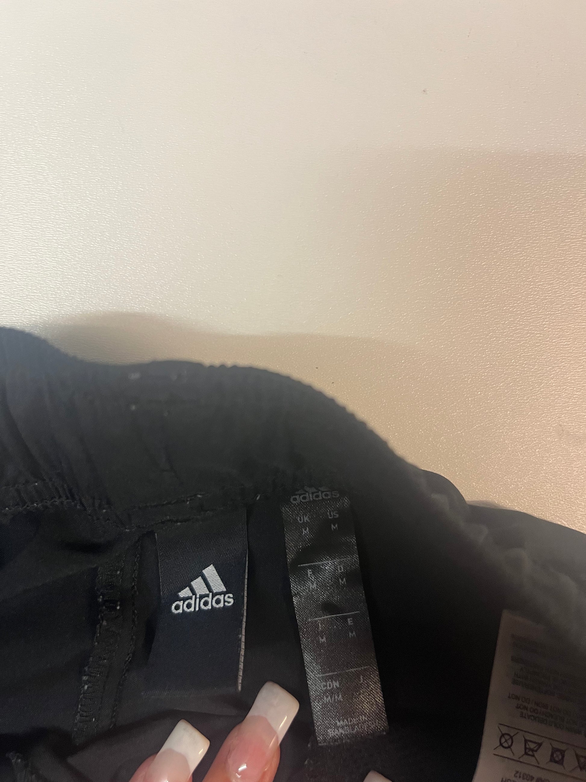 Entdecke unsere Vintage Track Pants von Nike und anderen Marken, erhältlich bei Valuxery.de - Dein Shop für trendige Vintage - Kleidung. Unsere Track Pants sind aus hochwertigen Materialien und