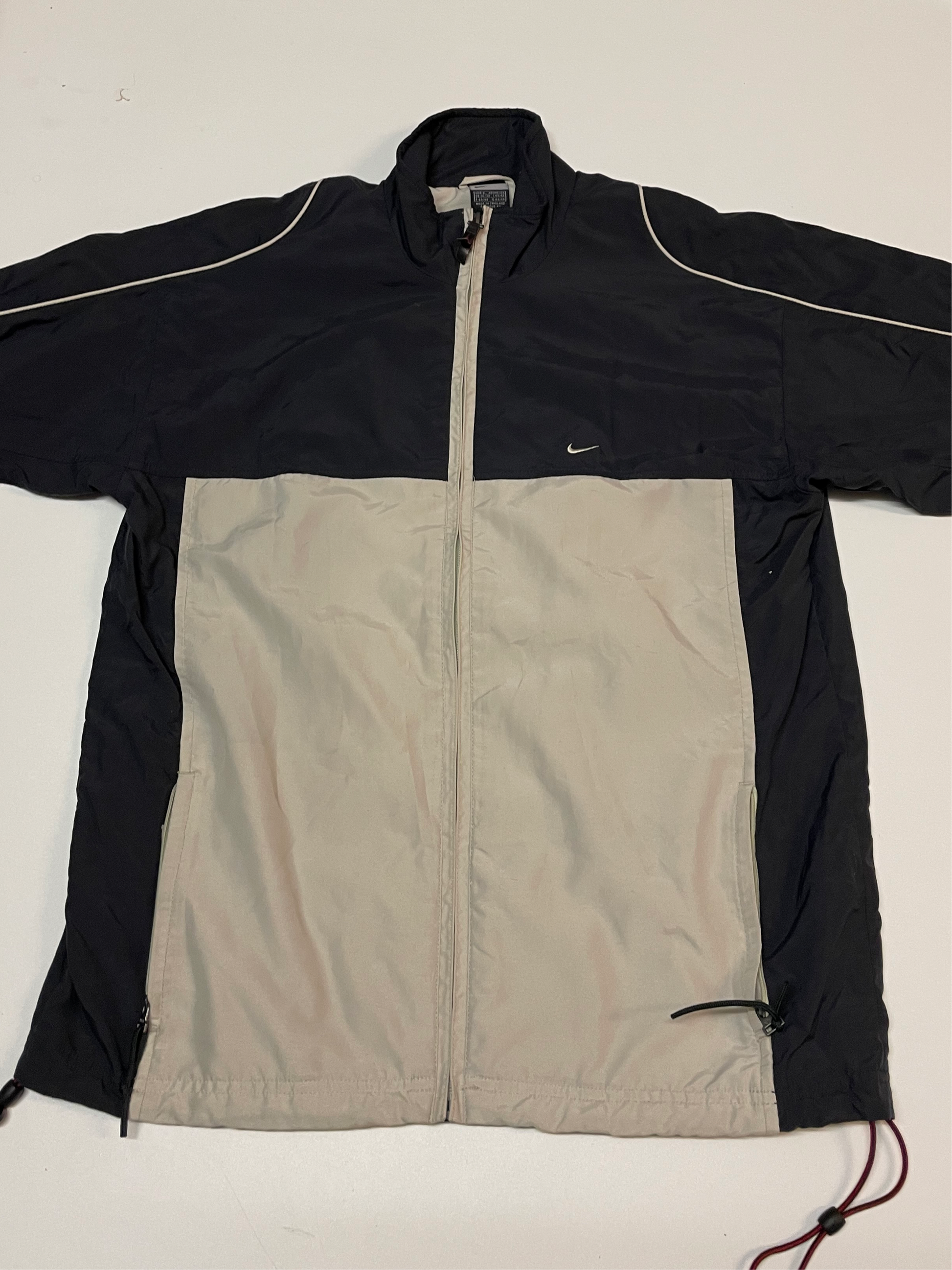 Entdecke unsere Vintage Track Pants von Nike und anderen Marken, erhältlich bei Valuxery.de - Dein Shop für trendige Vintage - Kleidung. Unsere Track Pants sind aus hochwertigen Materialien und