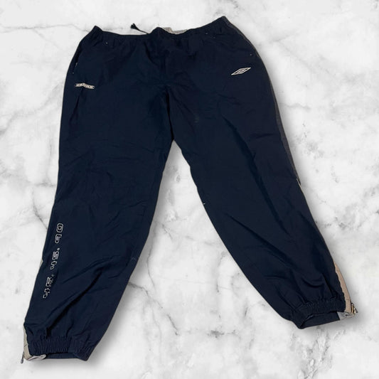 Entdecke unsere Vintage Track Pants von Nike und anderen Marken, erhältlich bei Valuxery.de - Dein Shop für trendige Vintage - Kleidung. Unsere Track Pants sind aus hochwertigen Materialien und