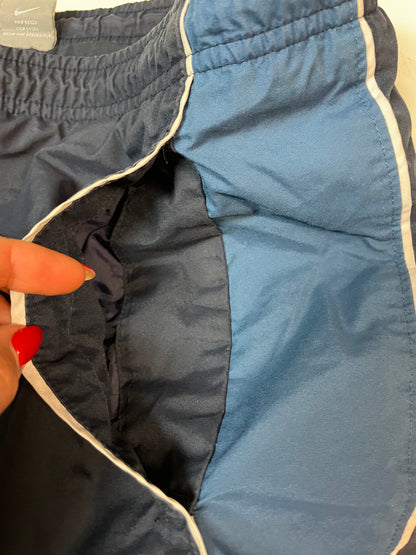 Entdecke unsere Vintage Track Pants von Nike und anderen Marken, erhältlich bei Valuxery.de - Dein Shop für trendige Vintage - Kleidung. Unsere Track Pants sind aus hochwertigen Materialien und
