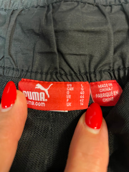 Entdecke unsere Vintage Track Pants von Nike und anderen Marken, erhältlich bei Valuxery.de - Dein Shop für trendige Vintage - Kleidung. Unsere Track Pants sind aus hochwertigen Materialien und
