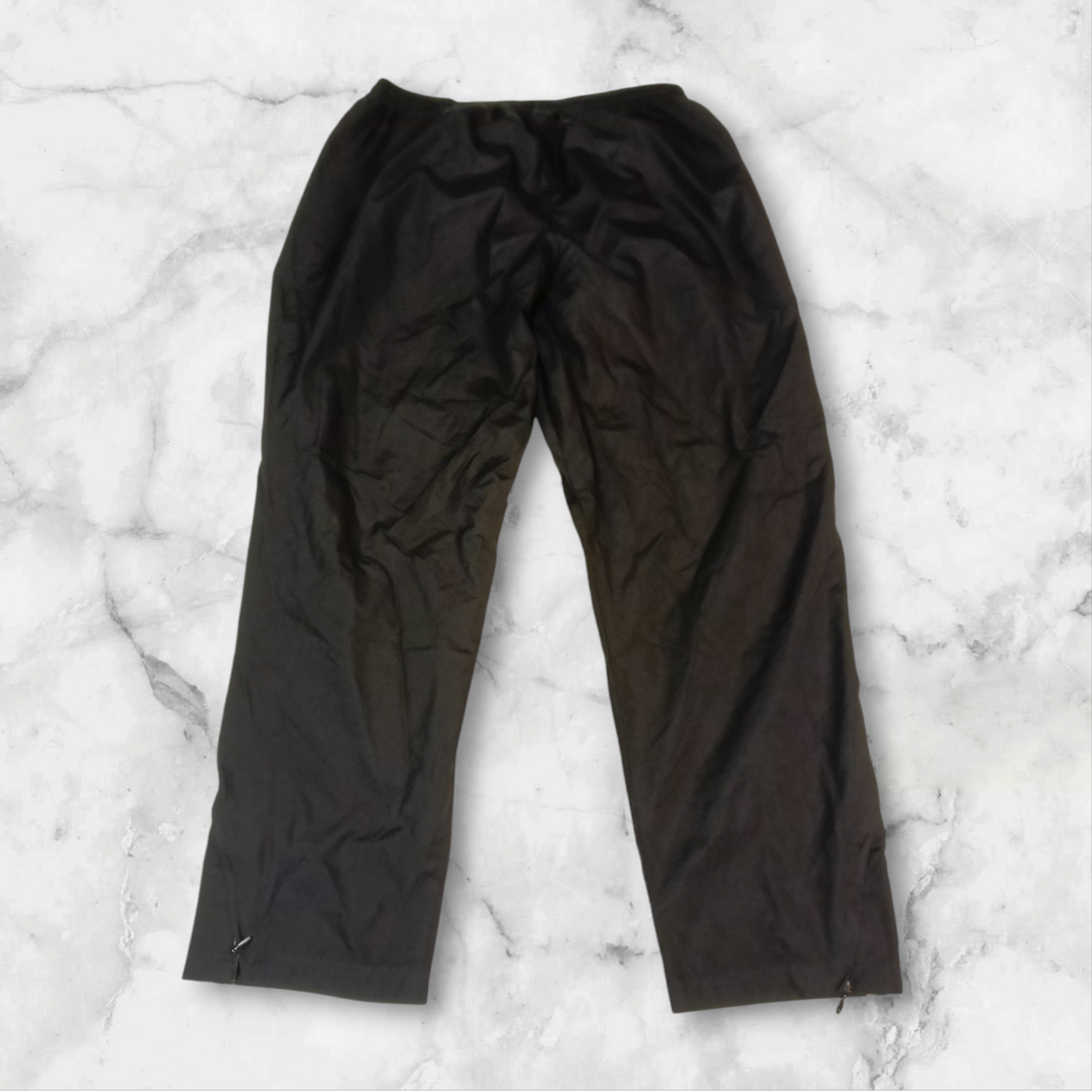 Entdecke unsere Vintage Track Pants von Nike und anderen Marken, erhältlich bei Valuxery.de - Dein Shop für trendige Vintage - Kleidung. Unsere Track Pants sind aus hochwertigen Materialien und