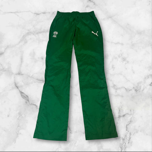 Entdecke unsere Vintage Track Pants von Nike und anderen Marken, erhältlich bei Valuxery.de - Dein Shop für trendige Vintage - Kleidung. Unsere Track Pants sind aus hochwertigen Materialien und