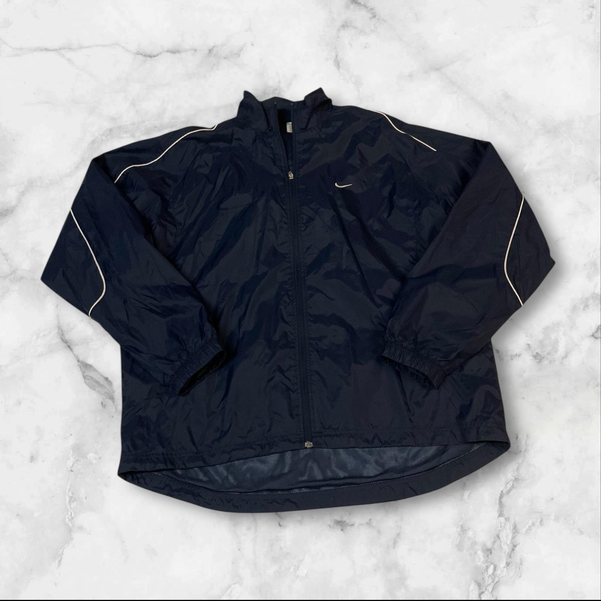 Entdecke unsere Vintage Track Pants von Nike und anderen Marken, erhältlich bei Valuxery.de - Dein Shop für trendige Vintage - Kleidung. Unsere Track Pants sind aus hochwertigen Materialien und