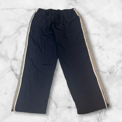 Entdecke unsere Vintage Track Pants von Nike und anderen Marken, erhältlich bei Valuxery.de - Dein Shop für trendige Vintage - Kleidung. Unsere Track Pants sind aus hochwertigen Materialien und