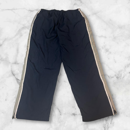 Entdecke unsere Vintage Track Pants von Nike und anderen Marken, erhältlich bei Valuxery.de - Dein Shop für trendige Vintage - Kleidung. Unsere Track Pants sind aus hochwertigen Materialien und