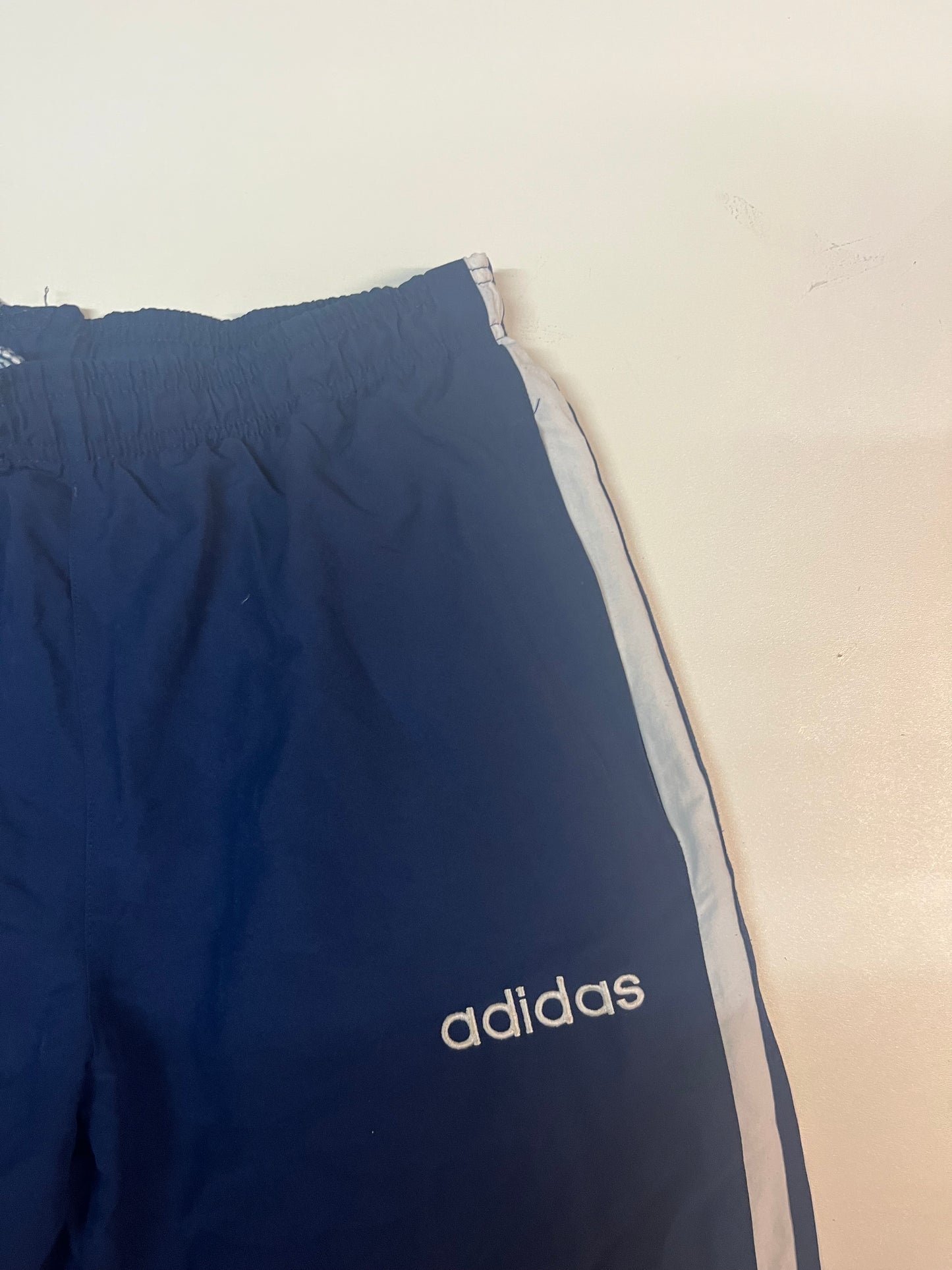 Entdecke unsere Vintage Track Pants von Nike und anderen Marken, erhältlich bei Valuxery.de - Dein Shop für trendige Vintage - Kleidung. Unsere Track Pants sind aus hochwertigen Materialien und