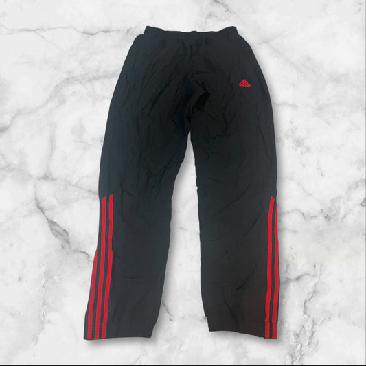 Entdecke unsere Vintage Track Pants von Nike und anderen Marken, erhältlich bei Valuxery.de - Dein Shop für trendige Vintage - Kleidung. Unsere Track Pants sind aus hochwertigen Materialien und