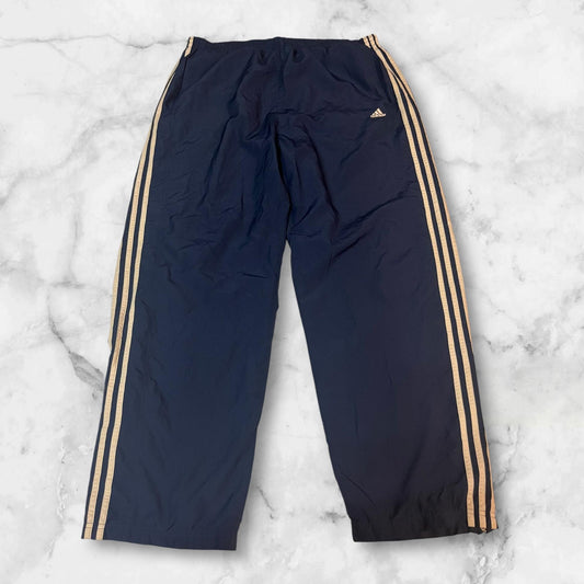 Entdecke unsere Vintage Track Pants von Nike und anderen Marken, erhältlich bei Valuxery.de - Dein Shop für trendige Vintage - Kleidung. Unsere Track Pants sind aus hochwertigen Materialien und