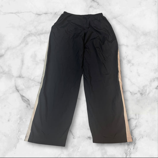 Entdecke unsere Vintage Track Pants von Nike und anderen Marken, erhältlich bei Valuxery.de - Dein Shop für trendige Vintage - Kleidung. Unsere Track Pants sind aus hochwertigen Materialien und