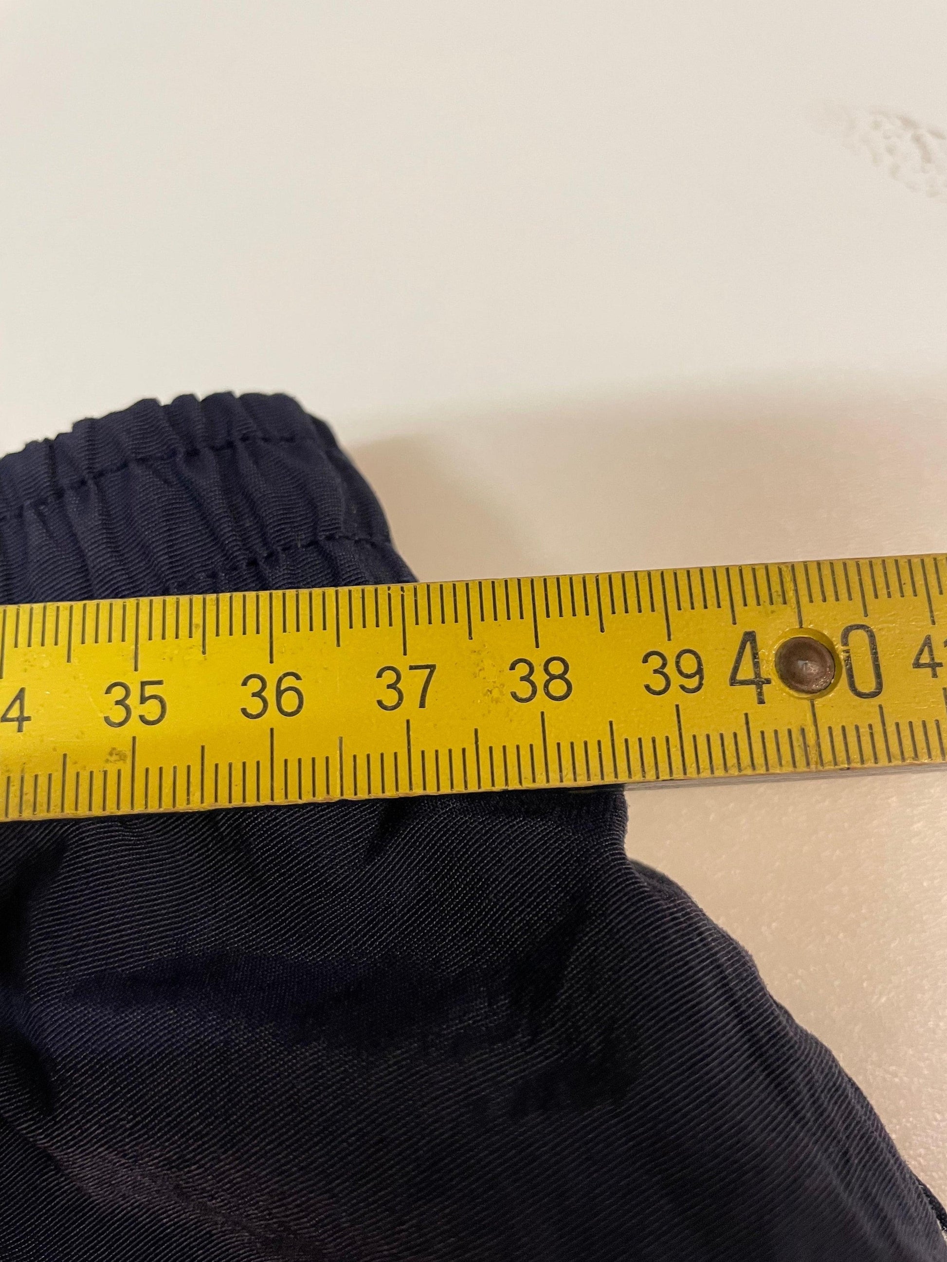 Entdecke unsere Vintage Track Pants von Nike und anderen Marken, erhältlich bei Valuxery.de - Dein Shop für trendige Vintage - Kleidung. Unsere Track Pants sind aus hochwertigen Materialien und
