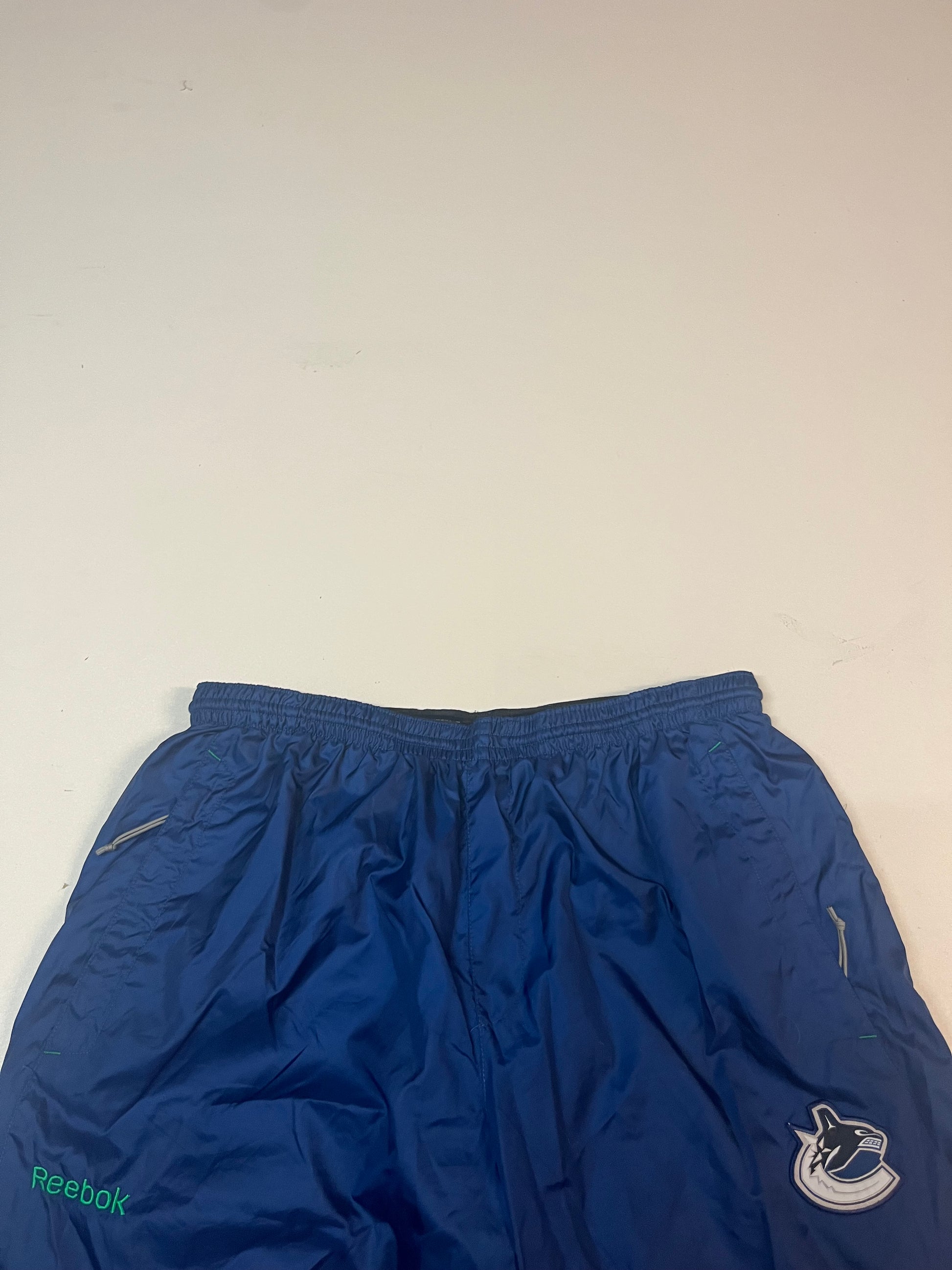Entdecke unsere Vintage Track Pants von Nike und anderen Marken, erhältlich bei Valuxery.de - Dein Shop für trendige Vintage - Kleidung. Unsere Track Pants sind aus hochwertigen Materialien und