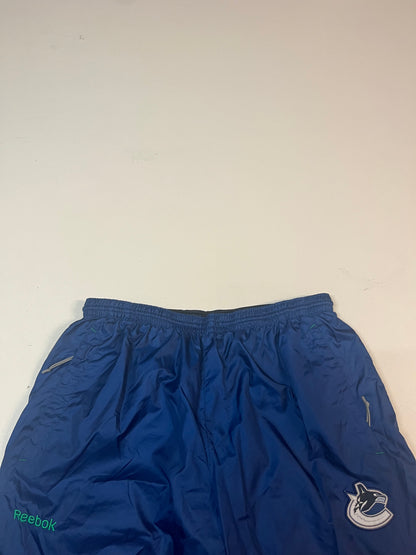 Entdecke unsere Vintage Track Pants von Nike und anderen Marken, erhältlich bei Valuxery.de - Dein Shop für trendige Vintage - Kleidung. Unsere Track Pants sind aus hochwertigen Materialien und