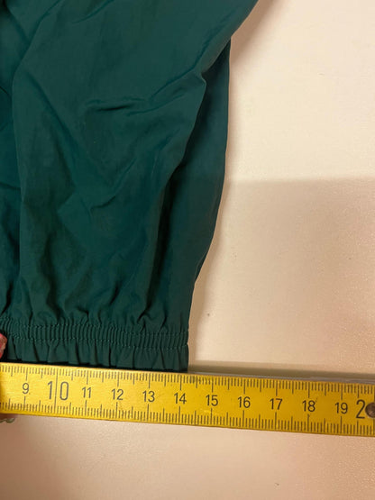Entdecke unsere Vintage Track Pants von Nike und anderen Marken, erhältlich bei Valuxery.de - Dein Shop für trendige Vintage - Kleidung. Unsere Track Pants sind aus hochwertigen Materialien und