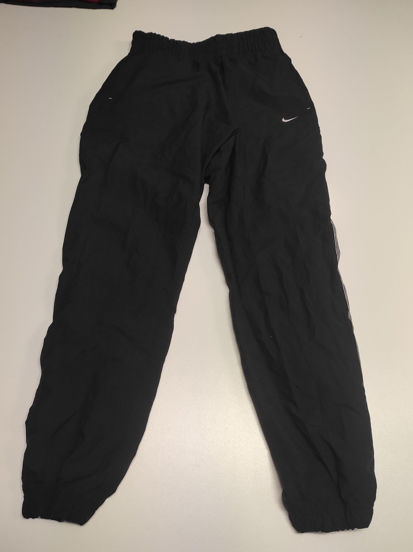 Entdecke unsere Vintage Track Pants von Nike und anderen Marken, erhältlich bei Valuxery.de - Dein Shop für trendige Vintage - Kleidung. Unsere Track Pants sind aus hochwertigen Materialien und