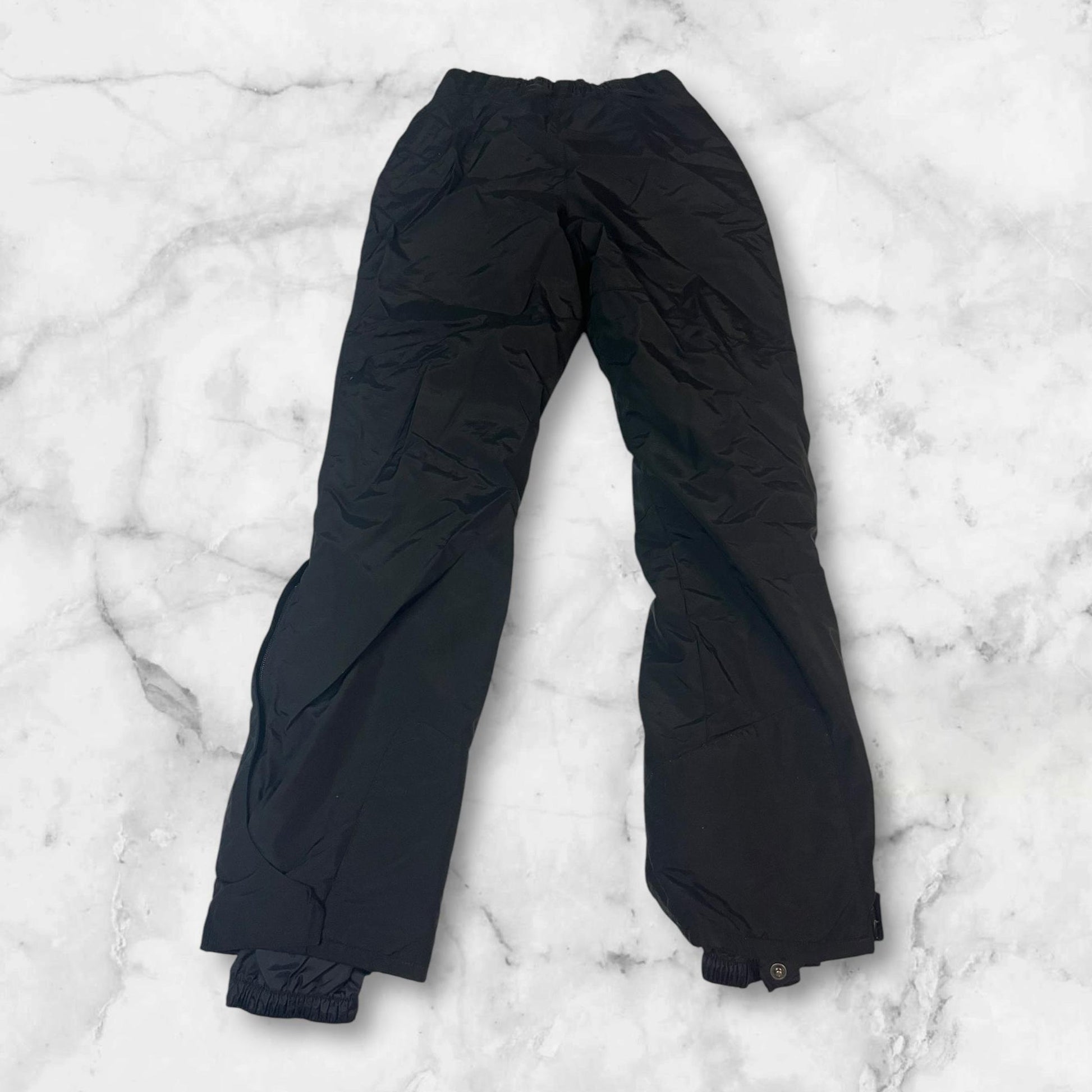 Entdecke unsere Vintage Track Pants von Nike und anderen Marken, erhältlich bei Valuxery.de - Dein Shop für trendige Vintage - Kleidung. Unsere Track Pants sind aus hochwertigen Materialien und