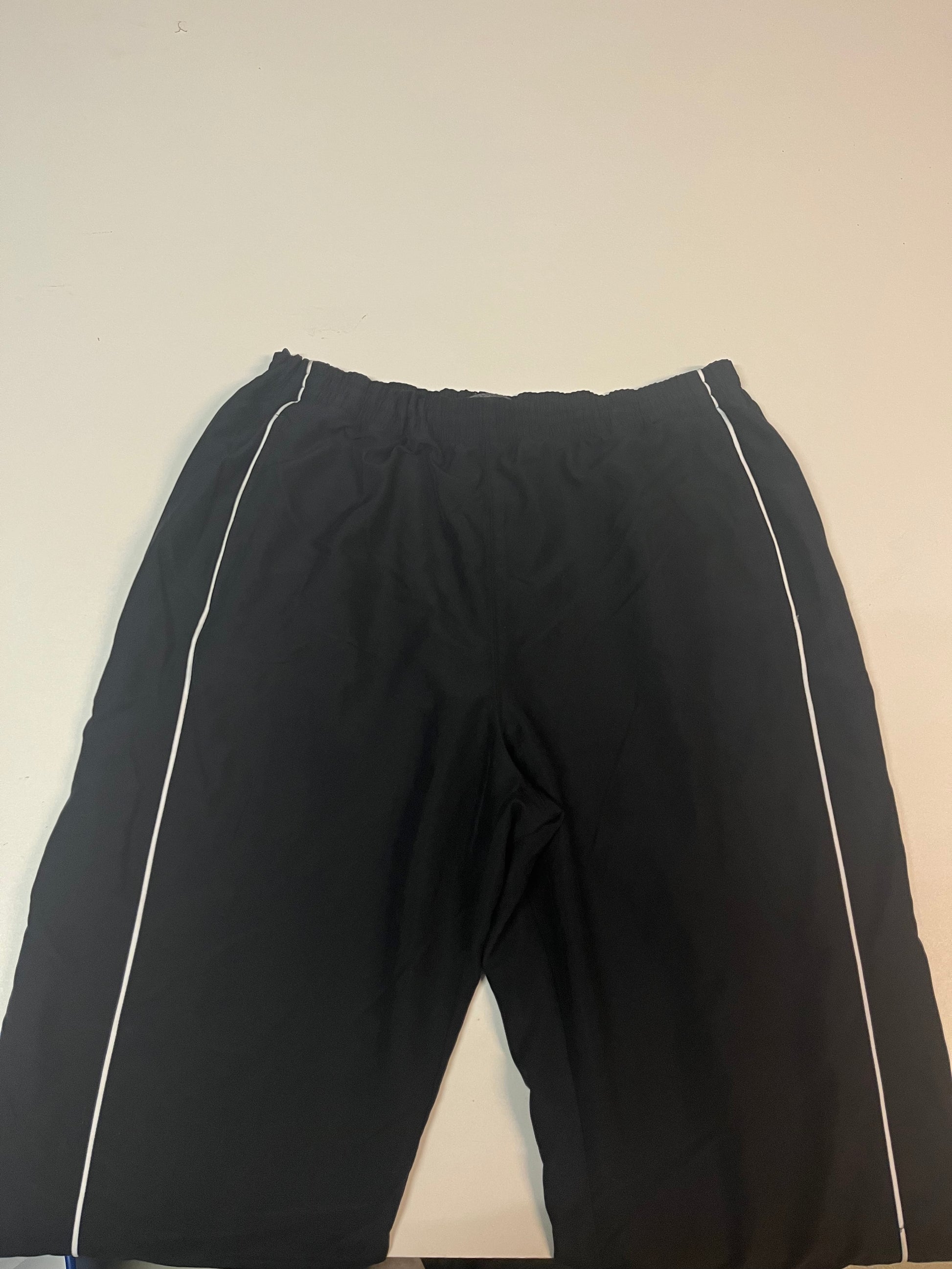 Entdecke unsere Vintage Track Pants von Nike und anderen Marken, erhältlich bei Valuxery.de - Dein Shop für trendige Vintage - Kleidung. Unsere Track Pants sind aus hochwertigen Materialien und