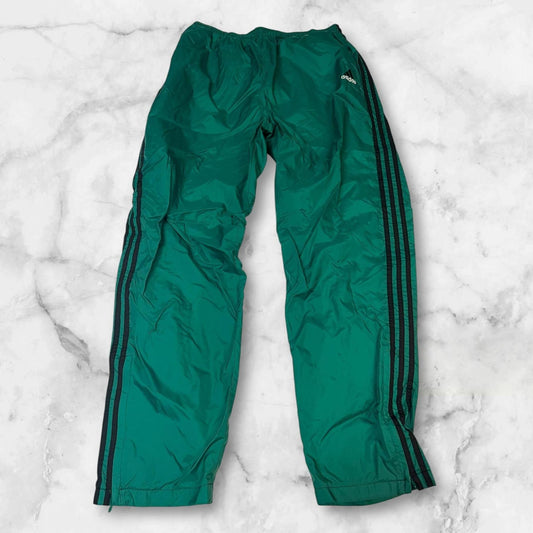 Entdecke unsere Vintage Track Pants von Nike und anderen Marken, erhältlich bei Valuxery.de - Dein Shop für trendige Vintage - Kleidung. Unsere Track Pants sind aus hochwertigen Materialien und